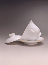 Load image into Gallery viewer, 160ml Big Flower Tianbai Jingdezhen Porcelain Gaiwan with Brown Rim