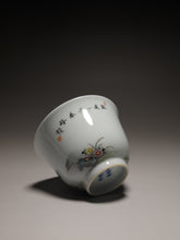 Load image into Gallery viewer, 160ml Fencai Cat Teacup by JuWei Tang 据微堂精工粉彩猫趣杯