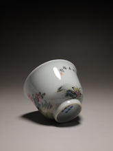 Load image into Gallery viewer, 160ml Fencai Cat Teacup by JuWei Tang 据微堂精工粉彩猫趣杯