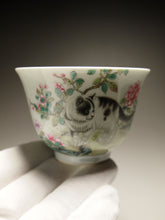 Load image into Gallery viewer, 160ml Fencai Cat Teacup by JuWei Tang 据微堂精工粉彩猫趣杯