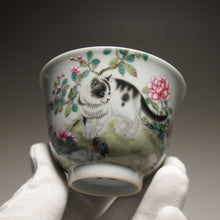 Load image into Gallery viewer, 160ml Fencai Cat Teacup by JuWei Tang 据微堂精工粉彩猫趣杯