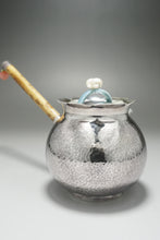 Load image into Gallery viewer, 999 Pure Silver Handmade Side Handle Teapot with Baroque Pearls 全手工长柄侧把银壶 170ml