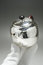 Load image into Gallery viewer, 999 Pure Silver Handmade Mulan Teapot 全手工锤纹纯银999木兰壶 170ml