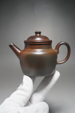Load image into Gallery viewer, Wood Fired Dicaoqing Zhihu Yixing Teapot 柴烧底槽清执壶 170ml