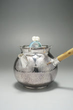 Load image into Gallery viewer, 999 Pure Silver Handmade Side Handle Teapot with Baroque Pearls 全手工长柄侧把银壶 170ml