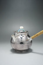 Load image into Gallery viewer, 999 Pure Silver Handmade Side Handle Teapot with Baroque Pearls 全手工长柄侧把银壶 170ml