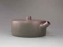 Load image into Gallery viewer, Wood Fired Zhoupan Dicaoqing Yixing Teapot 柴烧底槽青周盘 175ml