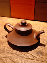 Load image into Gallery viewer, Fully Handmade Dicaoqing Yunlu Yixing Teapot by Xu Weimin 全手工徐卫民底槽清云炉 185ml