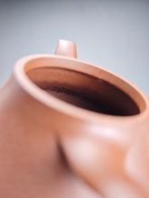 Load image into Gallery viewer, Fully Handmade Dicaoqing Yunlu Yixing Teapot by Xu Weimin 全手工徐卫民底槽清云炉 190ml