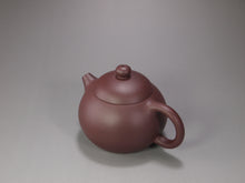 Load image into Gallery viewer, Lao Zini HuangYingchun Xishi Yixing Teapot 老紫泥黄寅春款西施 125ml