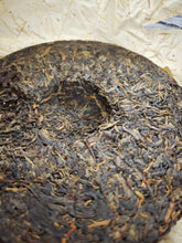 Load image into Gallery viewer, 2005 Spring Rongshi 戎氏 MENGKU BIG SNOWY MOUNTAIN Ancient Tree Raw Pu'er Tea Cake