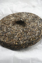 Load image into Gallery viewer, Spring 2025 Tianming XIAO HU SAI, BING DAO Big Tree Raw Pu'er Tea Cake