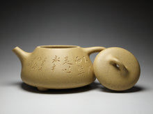 Load image into Gallery viewer, Benshan Lüni Mansheng Shipiao Yixing Teapot with Carvings 本山绿泥曼生石瓢刻绘(不肥而坚是以永年 )205ml