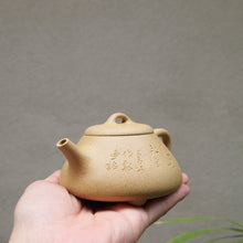 Load image into Gallery viewer, Benshan Lüni Mansheng Shipiao Yixing Teapot with Carvings 本山绿泥曼生石瓢刻绘(不肥而坚是以永年 )205ml