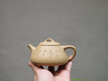 Load image into Gallery viewer, Benshan Lüni Mansheng Shipiao Yixing Teapot with Carvings 本山绿泥曼生石瓢刻绘(不肥而坚是以永年 )205ml