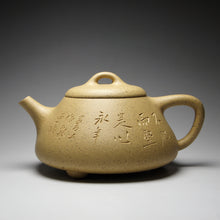 Load image into Gallery viewer, Benshan Lüni Mansheng Shipiao Yixing Teapot with Carvings 本山绿泥曼生石瓢刻绘(不肥而坚是以永年 )205ml