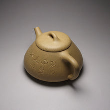 Load image into Gallery viewer, Benshan Lüni Mansheng Shipiao Yixing Teapot with Carvings 本山绿泥曼生石瓢刻绘(不肥而坚是以永年 )205ml
