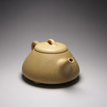 Load image into Gallery viewer, Benshan Lüni Mansheng Shipiao Yixing Teapot with Carvings 本山绿泥曼生石瓢刻绘(不肥而坚是以永年 )205ml