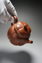 Load image into Gallery viewer, Fully Handmade Hongpilong Jingwen Yanxin Yixing Teapot by Gu Shuyun 全手工顾淑云红皮龙筋纹言心 210ml