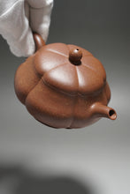 Load image into Gallery viewer, Fully Handmade Zini Jinwen Yixing Teapot by Hu Manshan 全手工胡漫山紫泥筋纹器梅花居士 210ml