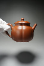 Load image into Gallery viewer, Fully Handmade Hongpilong Jingwen Yanxin Yixing Teapot by Gu Shuyun 全手工顾淑云红皮龙筋纹言心 210ml