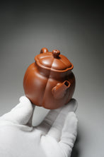 Load image into Gallery viewer, Fully Handmade Hongpilong Jingwen Yanxin Yixing Teapot by Gu Shuyun 全手工顾淑云红皮龙筋纹言心 210ml