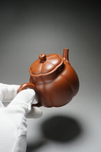 Load image into Gallery viewer, Fully Handmade Hongpilong Jingwen Yanxin Yixing Teapot by Gu Shuyun 全手工顾淑云红皮龙筋纹言心 210ml