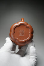 Load image into Gallery viewer, Fully Handmade Hongpilong Jingwen Yanxin Yixing Teapot by Gu Shuyun 全手工顾淑云红皮龙筋纹言心 210ml