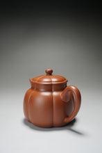 Load image into Gallery viewer, Fully Handmade Hongpilong Jingwen Yanxin Yixing Teapot by Gu Shuyun 全手工顾淑云红皮龙筋纹言心 210ml