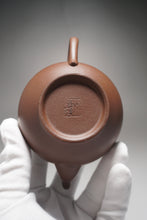 Load image into Gallery viewer, Lao Zini Xiaoying Yixing Teapot 老紫泥笑婴 220ml