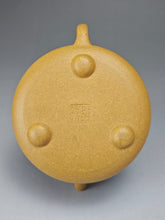 Load image into Gallery viewer, Huangjin Duan Pinggai Shipiao Yixing Teapot 黄金段平盖石瓢 220ml