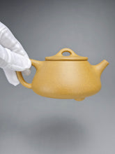 Load image into Gallery viewer, Huangjin Duan Pinggai Shipiao Yixing Teapot 黄金段平盖石瓢 220ml