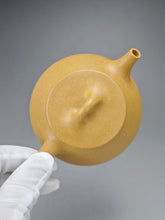 Load image into Gallery viewer, Huangjin Duan Pinggai Shipiao Yixing Teapot 黄金段平盖石瓢 220ml