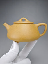 Load image into Gallery viewer, Huangjin Duan Pinggai Shipiao Yixing Teapot 黄金段平盖石瓢 220ml