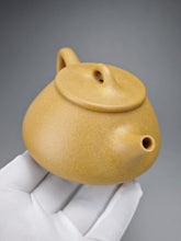 Load image into Gallery viewer, Huangjin Duan Pinggai Shipiao Yixing Teapot 黄金段平盖石瓢 220ml