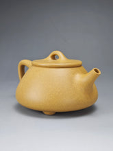 Load image into Gallery viewer, Huangjin Duan Pinggai Shipiao Yixing Teapot 黄金段平盖石瓢 220ml