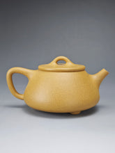 Load image into Gallery viewer, Huangjin Duan Pinggai Shipiao Yixing Teapot 黄金段平盖石瓢 220ml