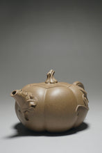 Load image into Gallery viewer, Fully Handmade Lao Duanni Pumpkin Yixing Teapot by Fan Aijuan 全手工老段泥南瓜壶 (范爱娟制) 210ml