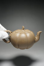 Load image into Gallery viewer, Fully Handmade Lao Duanni Pumpkin Yixing Teapot by Fan Aijuan 全手工老段泥南瓜壶 (范爱娟制) 230ml