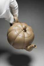 Load image into Gallery viewer, Fully Handmade Lao Duanni Pumpkin Yixing Teapot by Fan Aijuan 全手工老段泥南瓜壶 (范爱娟制) 230ml