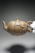 Load image into Gallery viewer, Fully Handmade Lao Duanni Pumpkin Yixing Teapot by Fan Aijuan 全手工老段泥南瓜壶 (范爱娟制) 230ml