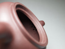 Load image into Gallery viewer, Lao Zini Sudai Yixing Teapot 老紫泥素带 240ml