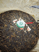 Load image into Gallery viewer, 2005 Spring Rongshi 戎氏 MENGKU BIG SNOWY MOUNTAIN Ancient Tree Raw Pu'er Tea Cake