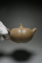 Load image into Gallery viewer, Fully Handmade Lao Duanni Pumpkin Yixing Teapot by Fan Aijuan 全手工老段泥南瓜壶 (范爱娟制) 210ml