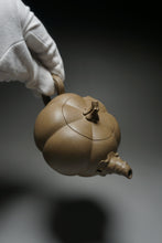 Load image into Gallery viewer, Fully Handmade Lao Duanni Pumpkin Yixing Teapot by Fan Aijuan 全手工老段泥南瓜壶 (范爱娟制) 210ml
