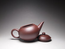 Load image into Gallery viewer, Lao Zini Big Shuiping Yixing Teapot 老紫泥大水平 385ml