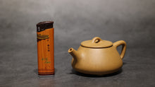 Load image into Gallery viewer, Huangjin Duan Little Shipiao Yixing Teapot 黄金段小平盖石瓢 105ml