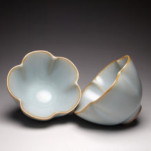 Load image into Gallery viewer, Pair of Matching 50ml Five Lobed Ruyao Teacups 汝窑天青五瓣花对杯