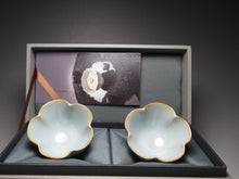 Load image into Gallery viewer, Pair of Matching 50ml Five Lobed Ruyao Teacups 汝窑天青五瓣花对杯