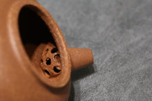 Load image into Gallery viewer, Jiangponi Julun Yixing Teapot 降坡泥巨轮珠 105ml